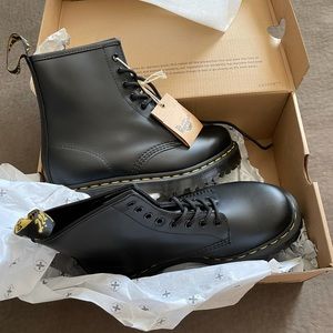 Dr. Martens boots women’s 9